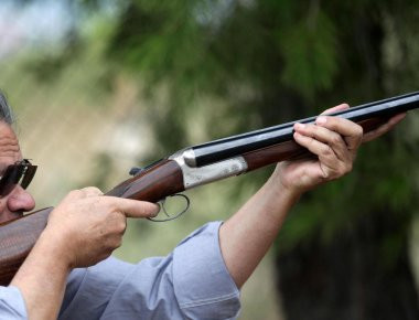 Φθιώτιδα: Έριξε με καραμπίνα εναντίον σκυλιών και τραυμάτισε... παρακείμενη οικογένεια